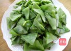 火腿肠炒扁豆的做法图解1