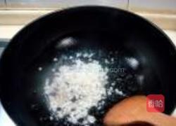 洋葱豆豉酥的做法图解1