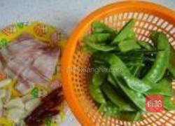蒜香培根荷兰豆的做法图解2