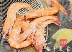 鲜虾什锦火龙果盅的做法图解4