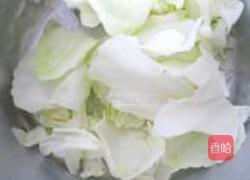 沙茶酱炒包菜的做法图解1