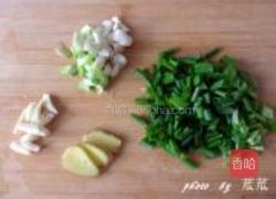 豆干炒肉片的做法图解1