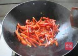 大红椒炒鸡腿菇的做法图解2