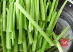 芹菜拌花生米的做法图解1