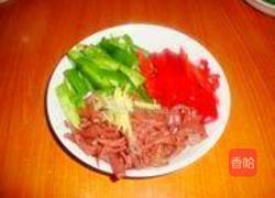 青红椒爆鸭肠的做法图解1