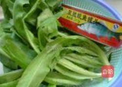 豆豉鲮鱼油麦菜的做法图解1