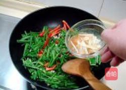 韭菜炒鱿鱼的做法图解11