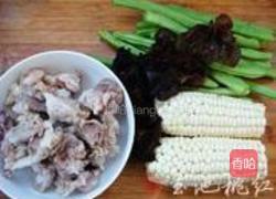 玉米豆角排骨煲的做法图解1