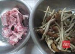 茶树菇炖排骨的做法图解1