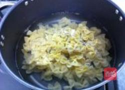 凉拌蝴蝶面的做法图解1