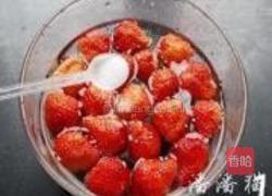 桂花陈醋酿草莓的做法图解1