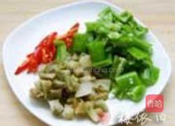 榨菜鸡丁的做法图解1