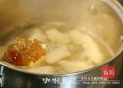 枸杞雪梨炖桃胶的做法图解4