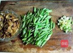 扁豆炒油素鸡的做法图解2