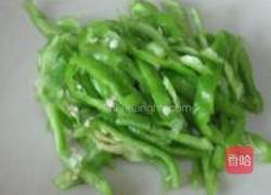 油豆腐炒辣椒的做法图解2