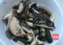 香菇炒鸡蛋的做法图解1