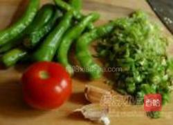 西红柿炒青椒的做法图解1