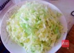 卷心菜炒肉的做法图解2