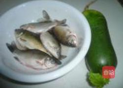 鲫鱼萝卜汤的做法图解1