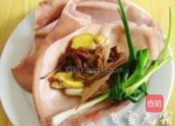 青椒炒猪耳的做法图解1