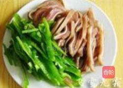 青椒炒猪耳的做法图解3