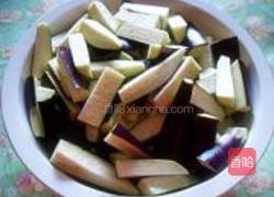 蒜蓉香辣茄子的做法图解1