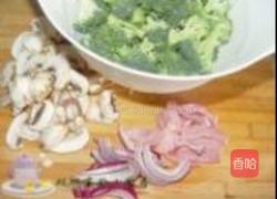 西兰花炒口蘑的做法图解1