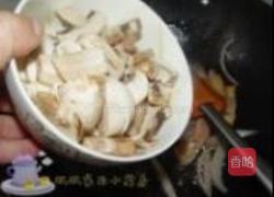 西兰花炒口蘑的做法图解6