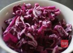 紫甘蓝炒虾皮的做法图解1