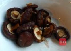 香菇炒鸡的做法图解2