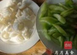 西芹炒鱿鱼花的做法图解1