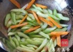 西芹炒鱿鱼花的做法图解4