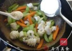 西芹炒鱿鱼花的做法图解6