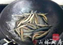 泥鳅雪菜蚕豆汤的做法图解2