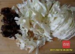 包菜炒木耳的做法图解1