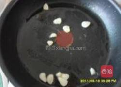 包菜炒木耳的做法图解2