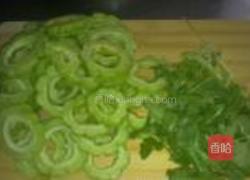 蛤蜊苦瓜汤的做法图解1