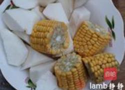 玉米排骨汤的做法图解1