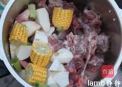 玉米排骨汤的做法图解2