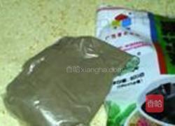 牛奶黑凉粉的做法图解1