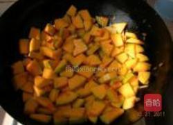 洋葱炒南瓜的做法图解2
