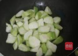 胜瓜炒菌菇的做法图解4