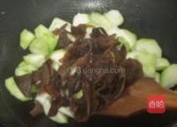 胜瓜炒菌菇的做法图解5