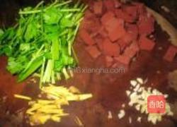 芹菜炒猪红的做法图解2