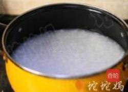 皮蛋瘦肉粥的做法图解2