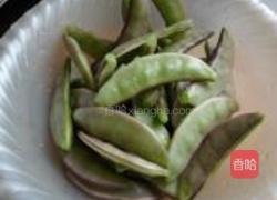 蒜蓉辣酱炒扁豆的做法图解1