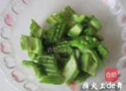 香菠凉瓜炒鸡片的做法图解2