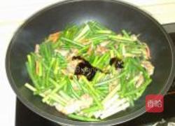 猪肉爆炒蒜薹的做法图解4
