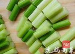 甜蒜苔炒鸡丁的做法图解1