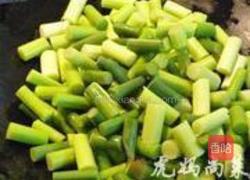 甜蒜苔炒鸡丁的做法图解6